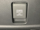 アクセサリーソケットはUSBのアダプターなどをつければ、スマホの充電にも使えます。周辺には物が置けるボックスがついています。