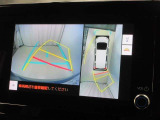 パノラミックビューモニター付きです。車両を上から見たような映像をディスプレイオーディオ画面に表示。運転席からの目視だけでは見にくい、車両周辺の状況をリアルタイムでしっかり確認できます。