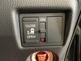 左側電動スライドドアは運転席からでも操作ができるように、ハンドル付近に開閉の操作スイッチが付いています。