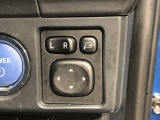 電動格納式ドアミラー付き。駐車場へ停めた時に、ボタン一つで左右のドアミラーをたたむ事ができます。
