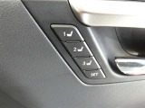 運転席のシートポジションを記憶・再現できるメモリー機能を搭載しています。