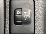 対向車や先行車への配慮が可能。積載物の状況に応じてヘッドライトの照射角度を手動調整できるスイッチ。