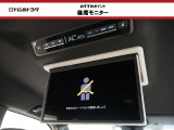 【後席モニター】 折りたたんで収納できるので使用しないときには邪魔になりません。長時間のドライブには是非音楽や映画を楽しんでください。