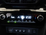オートエアコンです。車内を設定温度に保ち、快適空間をキープします。