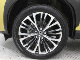 215/50R18タイヤ&18インチアルミホイール(切削光輝/センターオーナメント付)を装着しています。