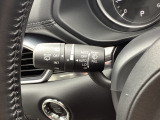 レバーをAUTOの位置にしているとき、レインセンサーが雨を感知すると、雨量に応じてワイパーが自動で作動してくれるオートワイパーを装備!設定変更で非作動にすると、間欠作動に固定されます。
