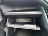 【グローブボックス】大容量のグローブボックスです!!車検証ケース他、日頃使う小物類の収納スペースもたくさんあります!