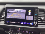 後退時に車両の後ろ側をモニター画面に表示します。車庫入れが苦手な人もこれで安心♪