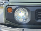 【LEDヘッドライト】悪天候や夜間走行時も良好な視界を確保し安心して運転できる高輝度LEDヘッドライトを装備!点灯速度が早く、消費電力も抑えられています。