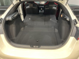 後席背もたれを倒せばちょっと大きめの荷物や長いものを積みたい時に便利です。