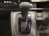 CVT車のセレクトレバーです。低速から高速まで、変速ショックのないスムーズな走りと、エンジン効率のよい領域を維持して燃費にも貢献します。サイドブレーキはスイッチ操作の電子制御パーキングブレーキです。
