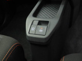 ボタン操作だけで駐車ブレーキをかけたり、解除したりできる、電子パーキングブレーキ付き。