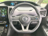 インテリアに合わせたデザインのステアリングは、運転される方のことも考え、運転しやすい形状、大きさです。是非一度、実際に触ってお確かめください。