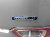 減速時のエネルギーを利用して発電し、アイドリングストップ車専用鉛バッテリーと専用リチウムイオンバッテリーに充電。その電力を活かして、加速時にはモーターでエンジンをアシスト☆