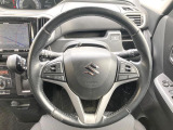 インテリアに合わせたデザインのステアリングは、運転される方のことも考え、運転しやすい形状、大きさです。是非一度、実際に触ってお確かめください。