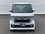 LEDヘッドライトを装備しています。LEDヘッドライトはとても明るく、雨の日や夜間走行も安全・安心です。オートライトコントロール付きで周囲の明るさに応じて自動で点灯・消灯します