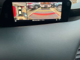 360&deg;ビューモニターでは、両サイドとフロント、バックカメラの合成で、あたかも上空から見下ろした様に周囲を確認して頂けます。駐車場だけでなく、T字路等でも活躍のアイテムです。