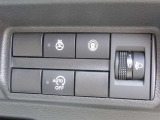 ステアリングヒーターのスイッチが運転席正面右下にございます。スイッチONで冷えた手も温まるので、冬の運転にうれしい快適装備ですね(*^^*)  アイドリングストップは燃費の向上をアシストします。