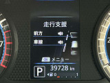 2台前を走る車両を検知し注意を喚起してくれるインテリジェントFCW(前方衝突予測警報)とエマージェンシーブレーキ付きです!カメラで車両や歩行者を認識し衝突を回避、又は被害を軽減してくれます。