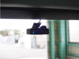 この車にはリアにもドライブレコーダーを装備しております◆映像・音声などを記録する自動車用の装置です。 もしもの事故の際の記録はもちろん、旅行の際の思い出としてドライブの映像を楽しむことができます。