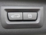 電動リアゲート装備です。バンパー下でのキックスイッチも装備されております。