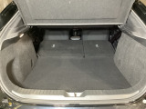 リアシートも簡単格納ができ、大きな荷物もらくらく収納できます!
