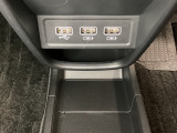 セレクトレバーの下に、スマートフォンなどの充電可能なUSB端子が2個、音源などの外部入力の可能なUSB端子が1個ついています。移動中に充電もできるので便利です。