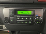オートエアコン♪お好みの温度に設定するだけで車内を快適空間にしてくれますよ♪