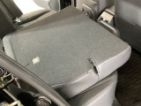 リアシートは簡単に倒すことができるので、ラゲッジルームも広がります。