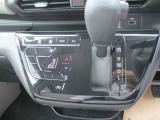 ★オートエアコン★温度設定だけで車がいつも快適に自動調整します♪風量や吹き出し口も自動で行われます。もちろんお好みの設定にも調整可能です♪