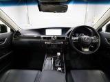 上質で落ち着いた印象のインパネ。視界も広々で運転しやすいです。