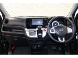 操作性に優れた運転席となります!小物入れや各ボタンの配置にこだわり、使いやすいです!座り心地もよく視認性も良好なのでロングドライブもお任せ下さい!