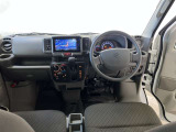 運転席周りのレイアウトをご覧ください。ナビゲーションが綺麗に装着されすっきり収まってますね!