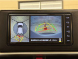 真上から見下ろしたような視点で車とその周囲を確認出来る画面と、車両後方を映し出すバックモニター画面の2つを表示してくれます。