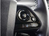 ステアリングスイッチ付き。前方から目を離すことなく操作することが可能です。