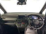 水平基調のインテリアデザインがすっきりとした車内と見晴らしのよい視界を与えてくれますので、大きなお車の運転が不安な方でも安心して運転していただけます。