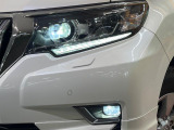 【LEDヘッドライト】悪天候や夜間走行時も良好な視界を確保し安心して運転できる高輝度LEDヘッドライトを装備!点灯速度が早く、消費電力も抑えられています。