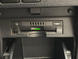 【純正ビルトインETC】有料道路を利用する際に料金所で停止することなく通過できる、ETC車載器が装備されています。セットアップを行うことで利用可能になります。