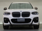 【キドニーグリル】BMWの代名詞。一目見ただけでBMWであると認識できる確固たるアイコンとして存在感を放ちます。