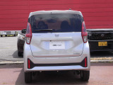 さらに、インテリジェント エマージェンシーブレーキ、踏み間違い防止アシスト、VDC、LDW(車線逸脱警報)、標識検知機能、先行車発信のお知らせ、ハイビームアシストなど標識安全装置が充実しています。