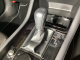 アクセルペダルを踏み込む量や速さに応じて変速パターンを制御し、人馬一体の運転感覚を発揮してくれる6速オートマ!
