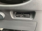 運転席の右下側の小物入れ内にETCがビルトインされています。高速道路では便利ですね!