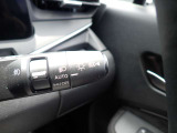 ハイビームアシスト機能が装備されており対向車が接近すると自動的にロービームに切り替えてくれる便利な機能になります。