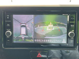 上から見下ろしているような視点で周囲が確認できるアラウンドビューモニターです。上から見下らしているような映像によって縦列駐車もラクラク、駐車が苦手な人の強い味方です!