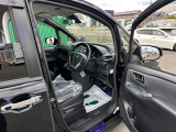 【運転席】座り心地が良いシートなので長時間の運転でも快適にお過ごしいただけます。新品のフロアマットのご注文も可能です。掲載箇所以外にご希望の写真がございましたらお気軽にお問い合わせ下さい。