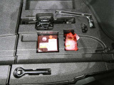 スペアタイヤレス車です。応急セットを搭載しております。