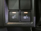 運転席と助手席には寒い時にうれしいシートヒーターが装備されてます。