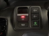 セレクトレバーの右に電子制御パーキングブレーキがあります。スイッチひとつで、停車した地点の傾斜などをシステムが検知・判断してブレーキ力を自動的に最適制御し、しっかり停車できるパーキングシステムです。