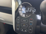 【オートエアコン】一度お好みの温度に設定すれば、車内の温度を検知し風量や温度を自動で調整。暑い&hellip;寒い&hellip;と何度もスイッチ操作をする必要はありません。快適な車内空間には必須の機能ですね♪