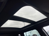 【大型サンルーフ】車内の解放感が一気に上がる大型のパノラマルーフ!季節を問わず開放的で快適なドライブをお楽しみいただけます。流通量も少なく希少価値の高い人気の装備です♪